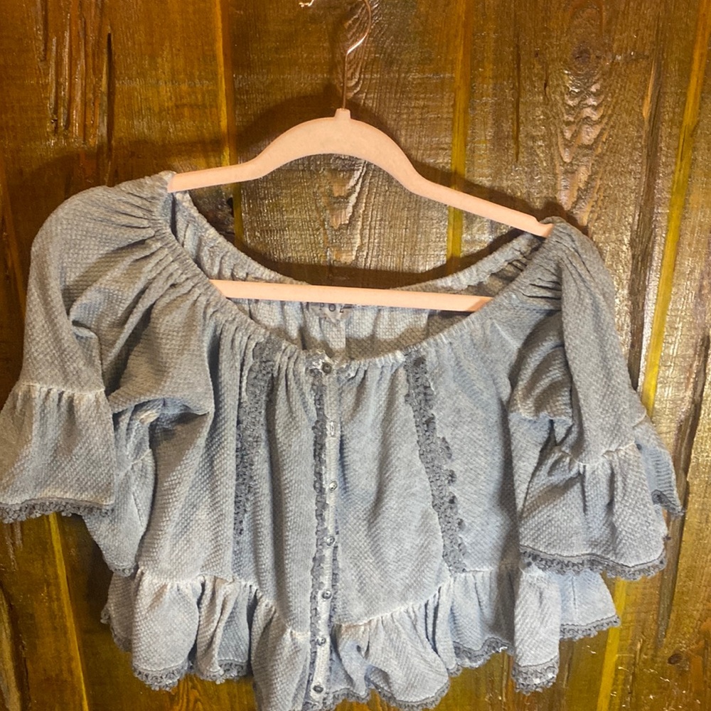 Juniors size small off the shoulder top from the Buckle.